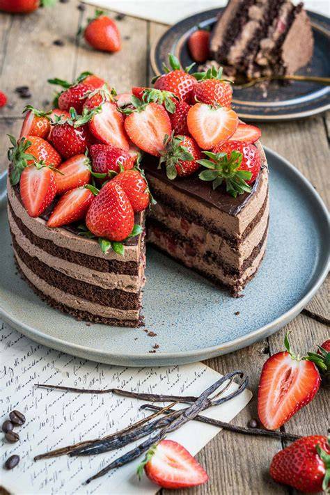 Schokomousse-Torte mit Ganache und Erdbeeren