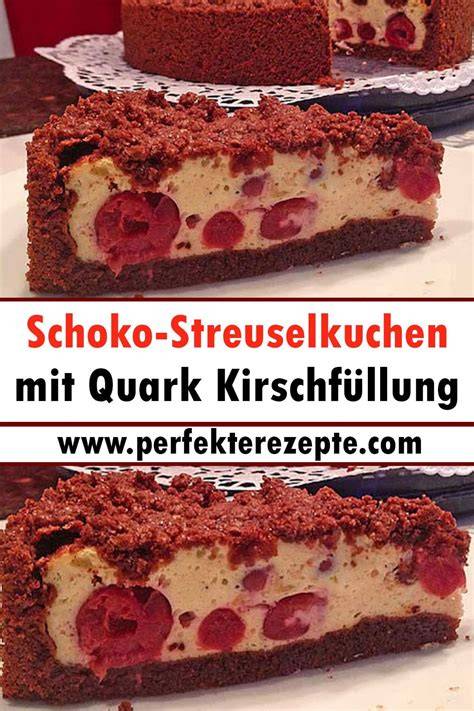 Schokomousse-Torte mit Kakaopulver bestäubt und Kirschfüllung