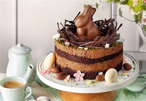 Schokomousse-Torte mit Osternest aus Schokolade