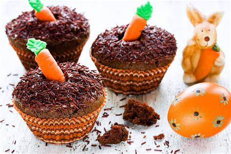 Schokomuffins Dekoriert mit Glasur und Streuseln