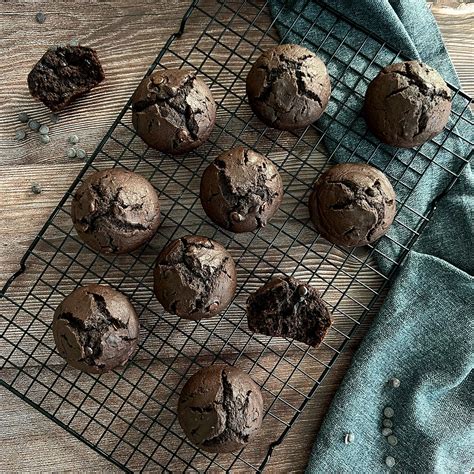 Schokomuffins auf einem Gitter