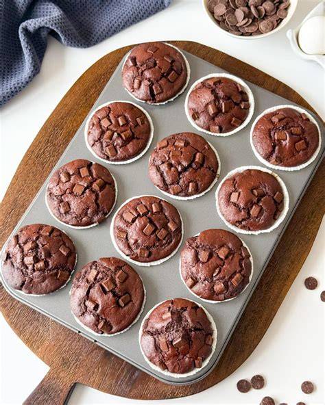 Schokomuffins in Papierförmchen, frisch aus dem Ofen