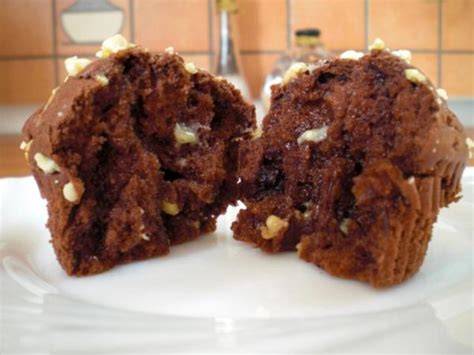Schokomuffins mit weißer Schokolade auf einem Teller