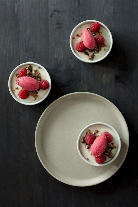 Schokopanna cotta mit Himbeeren und Keksboden
