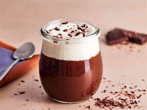 Schokopudding in Schälchen mit Sahne und Früchten