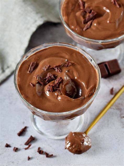 Schokopudding mit Kakao-Nibs in Dessertgläsern