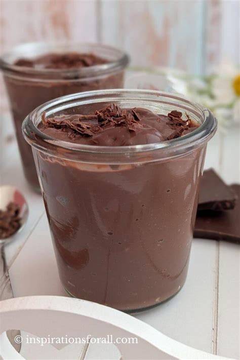 Schokopudding mit Orangenscheiben und Granatapfelsirup, servierfertig