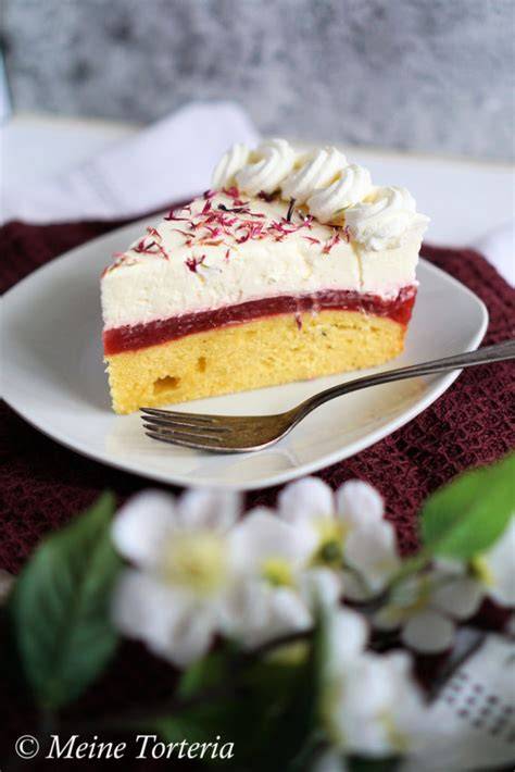 Schokoraspel und Sahnetuffs als Dekoration auf dem Kuchen