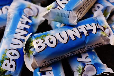 Schokoriegel Bounty auf Holztisch
