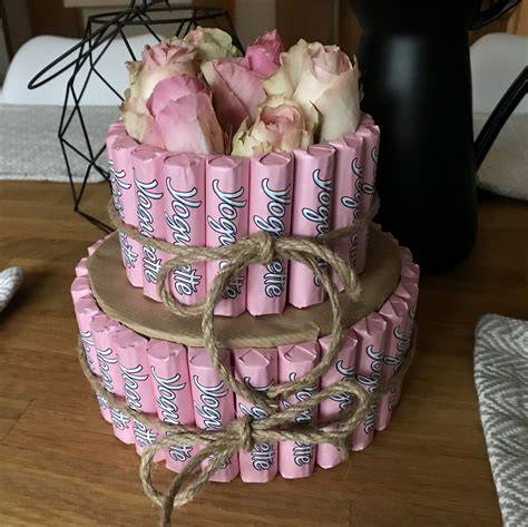 Schokoriegel-Torte als Geschenk
