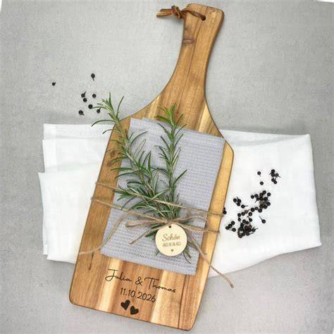 Schokosalami eingewickelt als Geschenk mit Garn