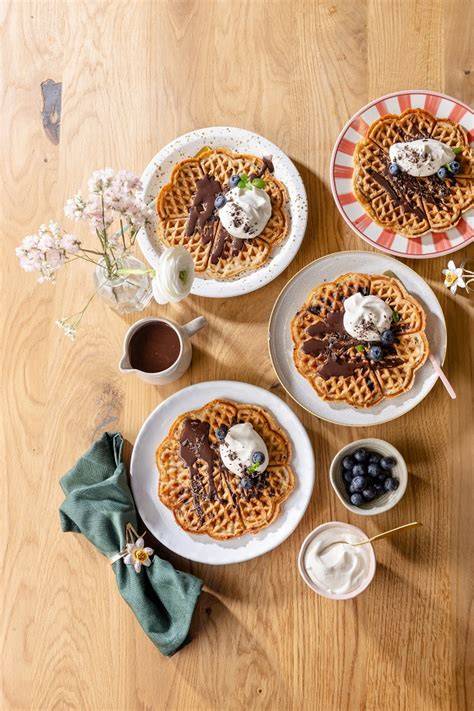 Schokosauce auf Pancakes und Waffeln serviert