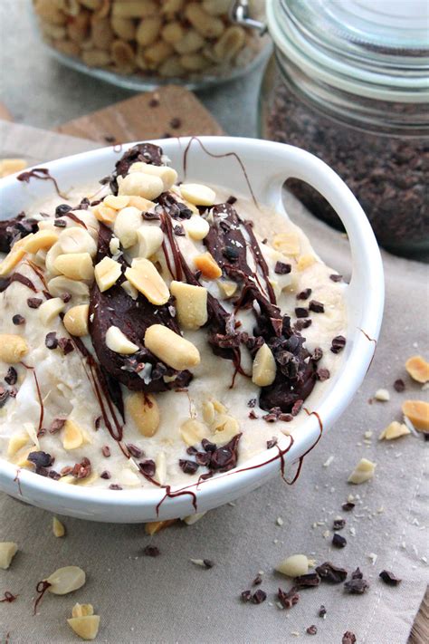 Schokosauce wird über Nicecream gegossen