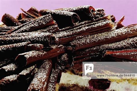 Schokospäne auf Preiselbeerkuchen