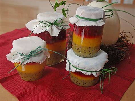 Schokostücke und Marmelade abwechselnd in Glas geschichtet