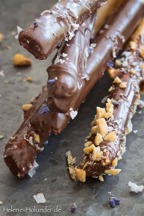 Schokosticks und Zartbitterschokolade auf Holzbrett