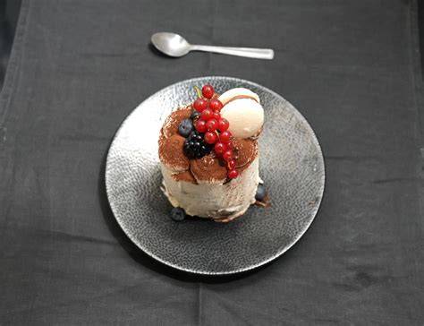 Schokotafel, Macaron und Praline auf einem Servierteller - perfekte Genussmomente