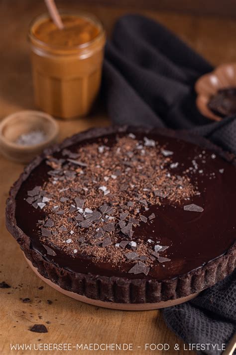 Schokotarte mit Äpfeln auf Teller