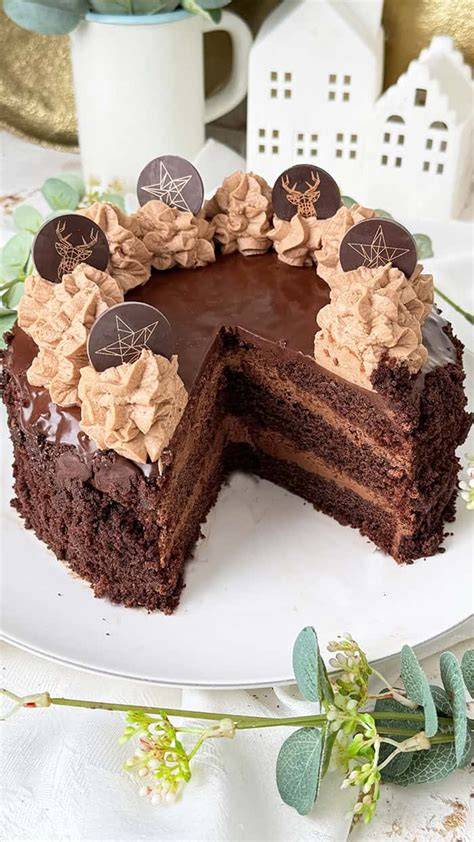 Schokotorte bei der Füllung mit Schokoladenbuttercreme für Weihnachten