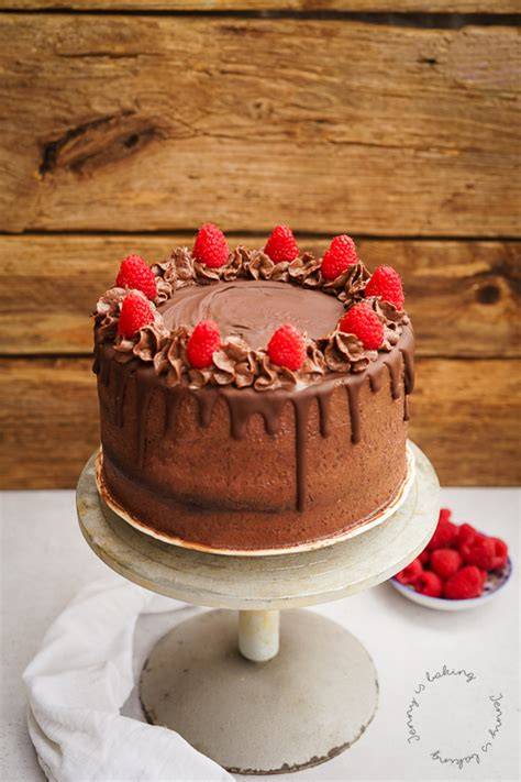 Schokotorte mit Fruchtkompott und dekorativer Sahne