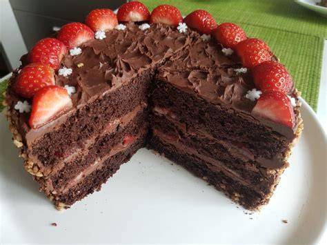 Schokotorte mit Sahnetupfen und Erdbeeren