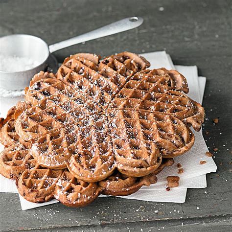 Schokowaffeln mit Backkakao, Zutaten und Toppings als Infografik