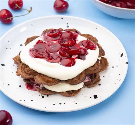 Schokowaffeln serviert mit Sahne und Obst