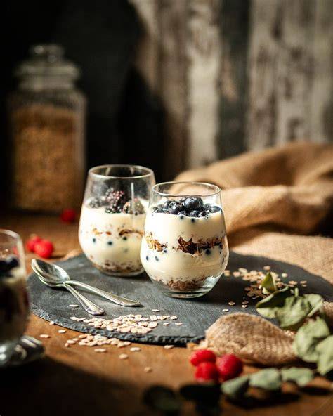 Schraubdeckelgläser mit Schichtdessert aus Beeren, Quark und Granola, praktisch für unterwegs