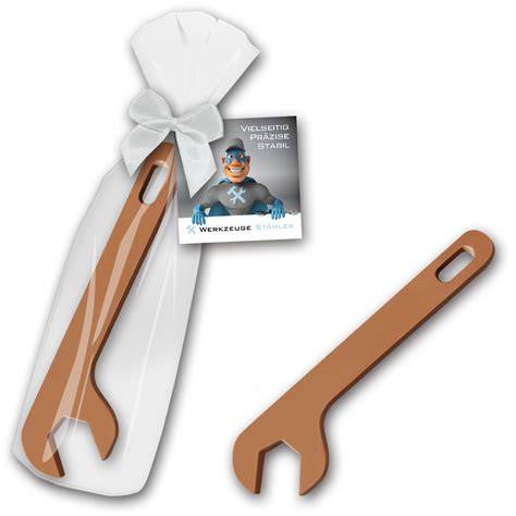 Schraubenschlüssel aus Schokolade auf Holztisch
