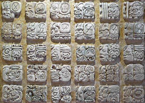 Schriftzeichen und Glyphen der Maya mit Kakao-Bezug