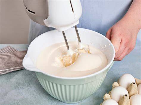 Schritt: Eier und Zucker schaumig schlagen