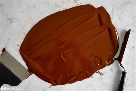 Schritt: Nougat temperieren auf Marmorplatte