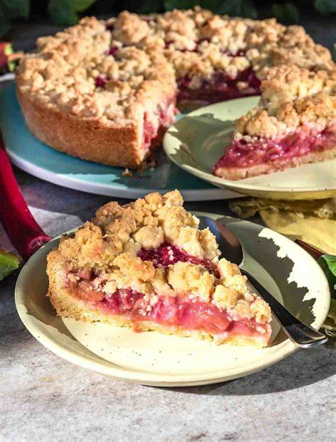 Schritt für Schritt: Teig, Quarkmasse, Rhabarber und Streusel in der Springform