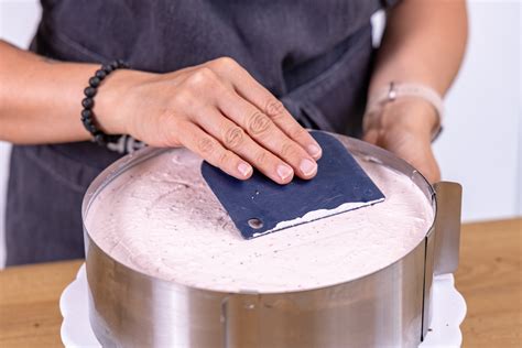 Schritt für Schritt: Torte schichten, Creme glatt streichen, Fruchteinlage einbauen