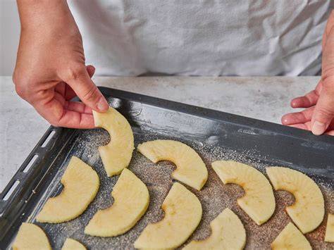 Schritt für Schritt Apfelscheiben auf Teig verteilen