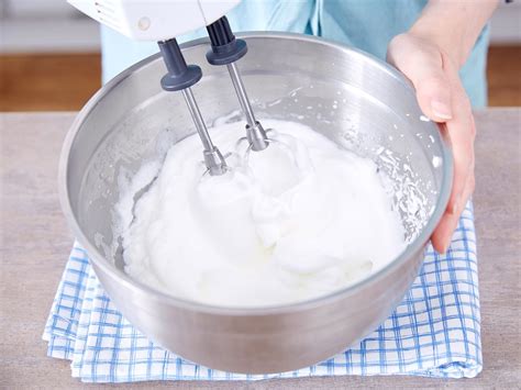 Schritt für Schritt Illustration: Eier trennen, Eischnee schlagen, Teig in Form füllen