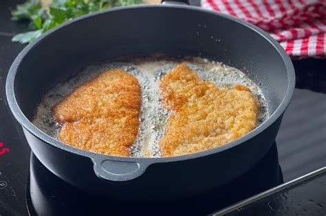 Schritt für Schritt gerösteter Kadayif in Pfanne