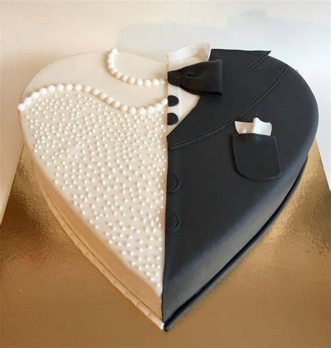 Schritt-Bild: Hochzeit-Keks-Duo (Brautkleid und Anzug) aus Fondant auf Herzkeksen