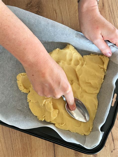 Schritt-Bilder: Teigboden, Quarkcreme, Swirls, Backen, Auskühlen, Servieren