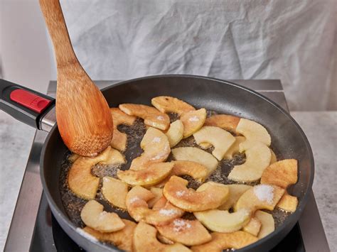 Schritt-für-Schritt: Äpfel andünsten in der Pfanne
