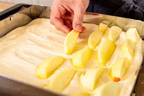Schritt-für-Schritt: Apfelstücke auf dem Teig anordnen