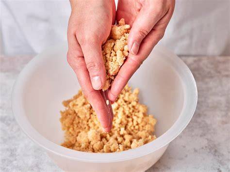 Schritt-für-Schritt: Ausrollen, Eigelb-Glanz, Streusel, Backen