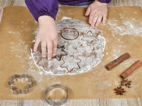 Schritt-für-Schritt: Ausrollen und Ausstechen des Plätzchenteigs
