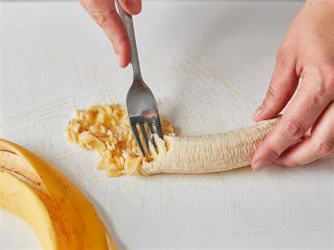 Schritt-für-Schritt: Banane mit Gabel zerdrücken und Zutaten mischen