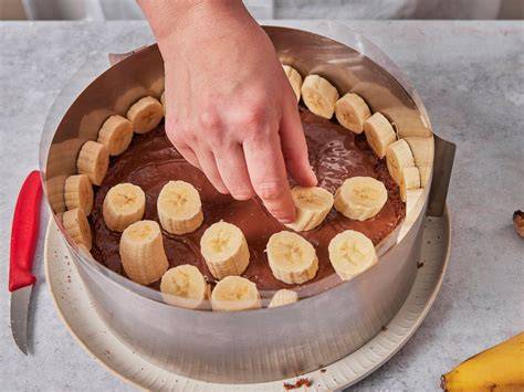Schritt-für-Schritt: Bananen auf ausgehöhltem Boden verteilen