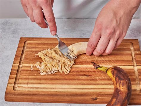 Schritt-für-Schritt: Bananen zerdrücken, Teig mischen, Kuchen dekorieren