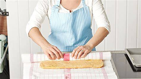 Schritt-für-Schritt: Biskuit aufschlagen, backen, stürzen, einrollen