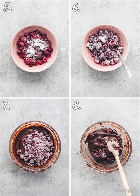Schritt-für-Schritt: Brownie-Teig in Form, Himbeeren darauf verteilen