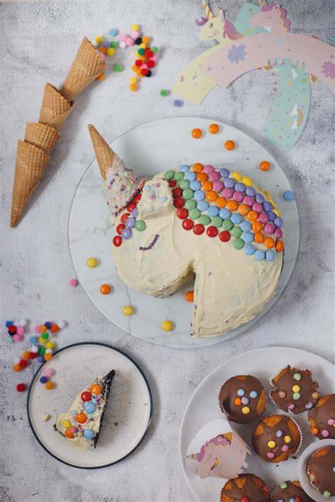 Schritt-für-Schritt: Bunte Böden für Einhorntorte beim Backen