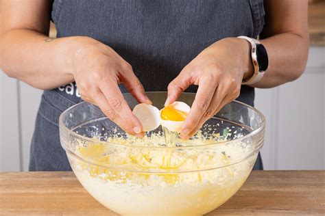 Schritt-für-Schritt: Butter schmelzen, Eier aufschlagen, Teig glattrühren